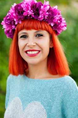 Kırmızı saçlı genç kadın