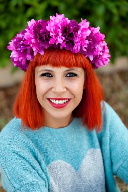 Kırmızı saçlı genç kadın