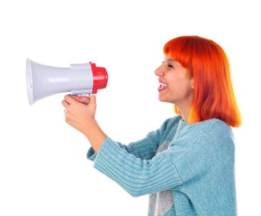 Kırmızı saçlı genç kadın