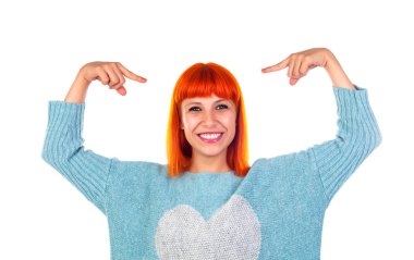 Kırmızı saçlı genç kadın