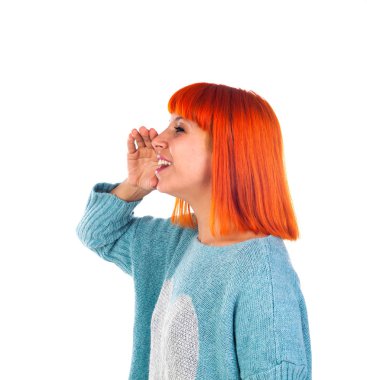 Kırmızı saçlı genç kadın