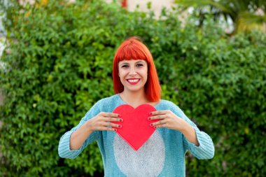 Kırmızı saçlı genç kadın