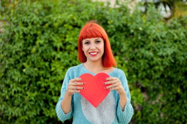 Kırmızı saçlı genç kadın