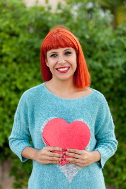 Kırmızı saçlı genç kadın