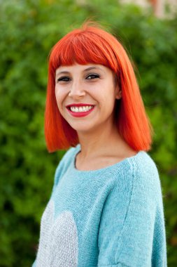 Kırmızı saçlı genç kadın