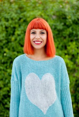 Kırmızı saçlı genç kadın
