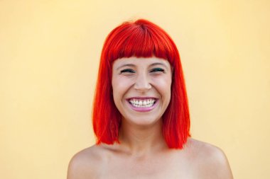 Kırmızı saçlı genç kadın