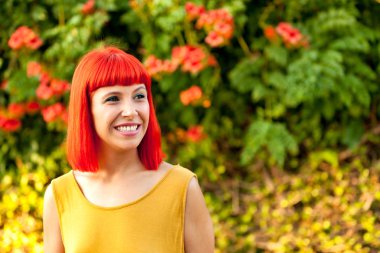 Kırmızı saçlı genç kadın