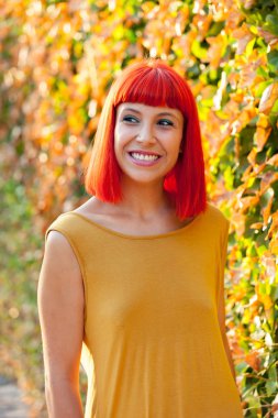 Kırmızı saçlı genç kadın