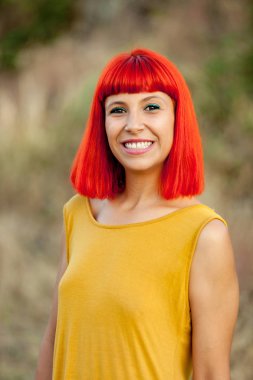 Kırmızı saçlı genç kadın