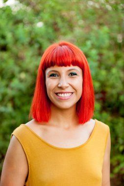 Kırmızı saçlı genç kadın