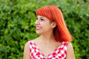 Kırmızı saçlı genç kadın