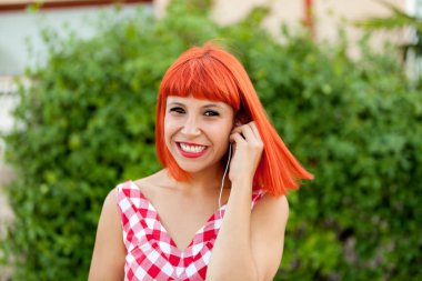 Kırmızı saçlı genç kadın