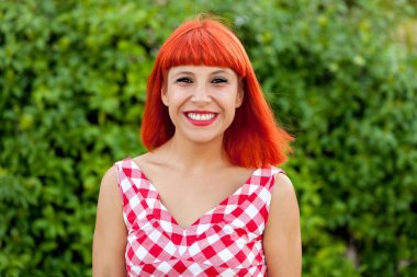 Kırmızı saçlı genç kadın