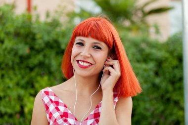 Kırmızı saçlı genç kadın