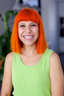 Kırmızı saçlı genç kadın