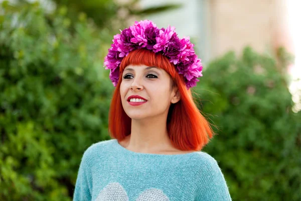 Kırmızı saçlı genç kadın