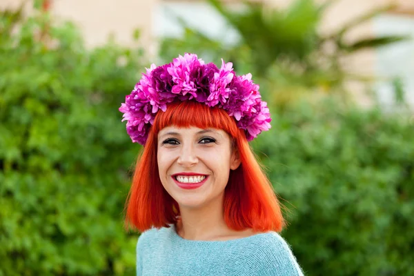 Kırmızı saçlı genç kadın