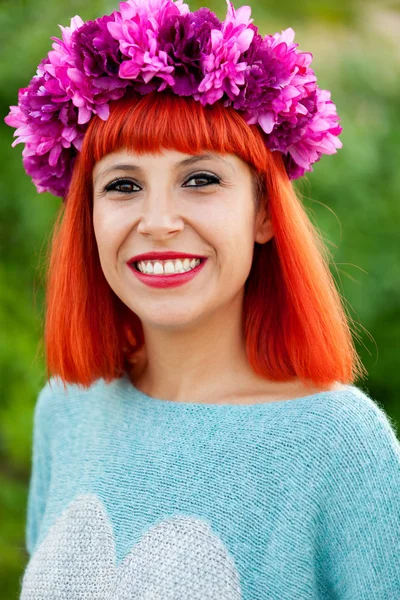 Kırmızı saçlı genç kadın