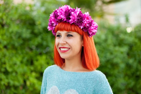 Kırmızı saçlı genç kadın