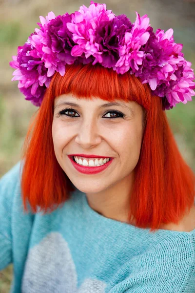 Jeune femme aux cheveux roux — Photo