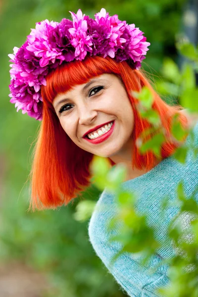 Jeune femme aux cheveux roux — Photo