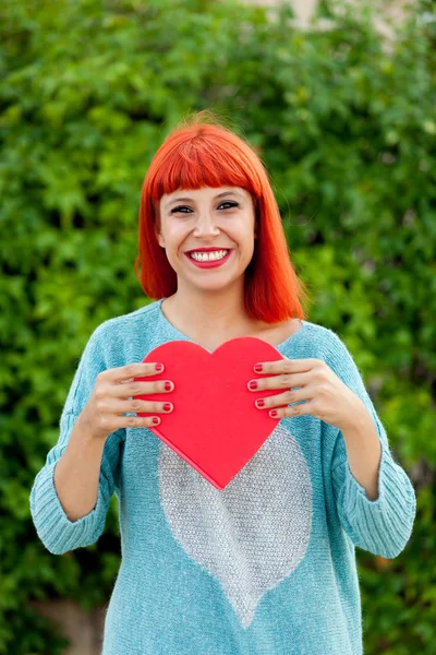 Rothaarige junge Frau — Stockfoto