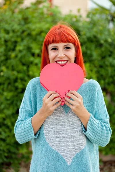 Rothaarige junge Frau — Stockfoto