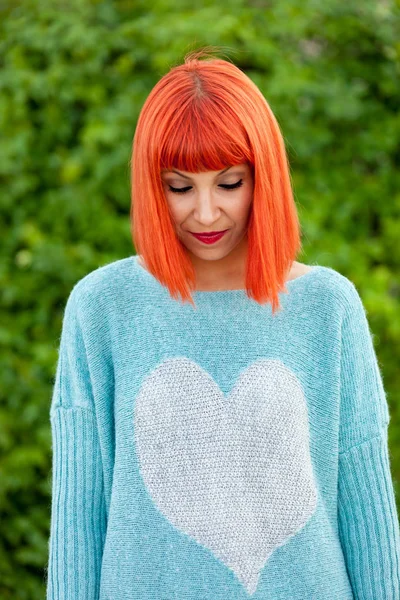 Kırmızı saçlı genç kadın