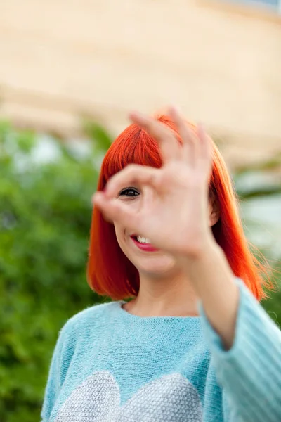 Jeune femme aux cheveux roux — Photo