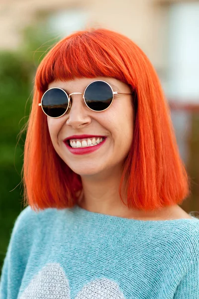 Jeune femme aux cheveux roux — Photo