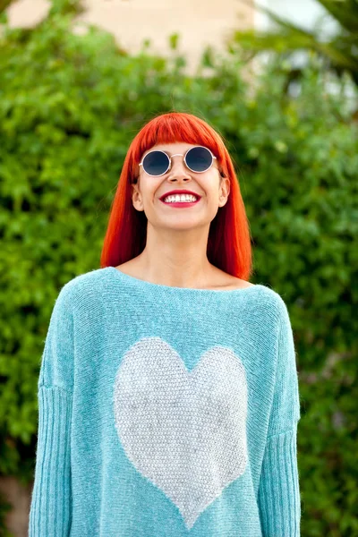 Kırmızı saçlı genç kadın