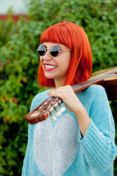 Vermelho peludo jovem mulher com guitarra — Fotografia de Stock