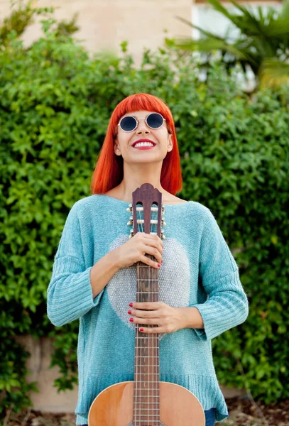 Vermelho peludo jovem mulher com guitarra — Fotografia de Stock