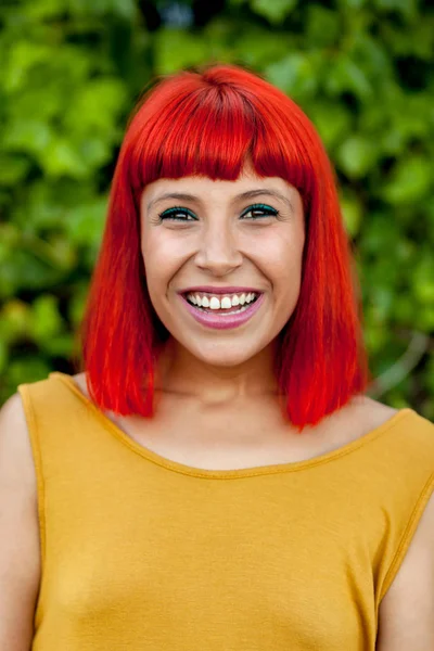 Jeune femme aux cheveux roux — Photo