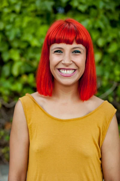 Kırmızı saçlı genç kadın