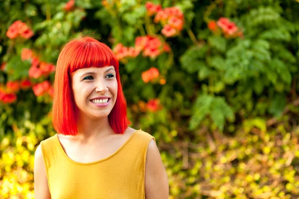Kırmızı saçlı genç kadın