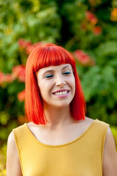 Kırmızı saçlı genç kadın