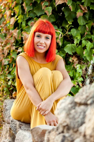 Kırmızı saçlı genç kadın