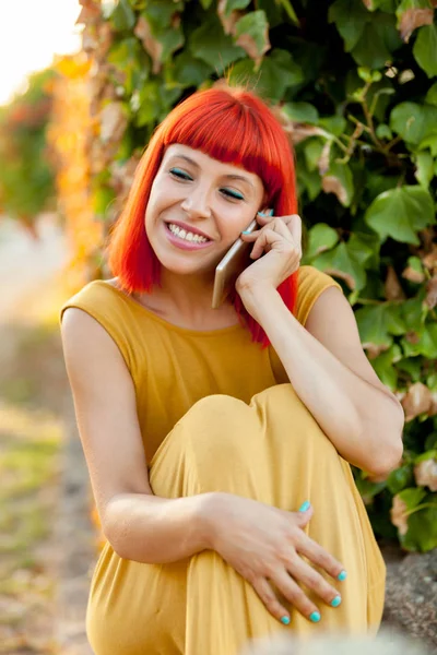 Jeune femme aux cheveux roux — Photo