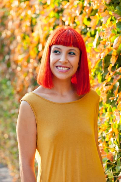 Kırmızı saçlı genç kadın