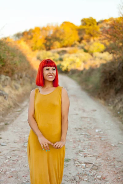 Kırmızı saçlı genç kadın