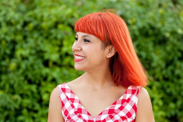 Kırmızı saçlı genç kadın