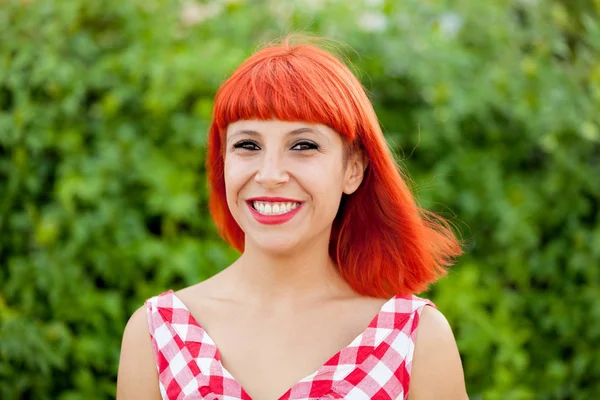 Jeune femme aux cheveux roux — Photo