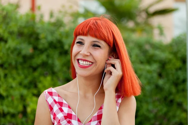 Kırmızı saçlı genç kadın