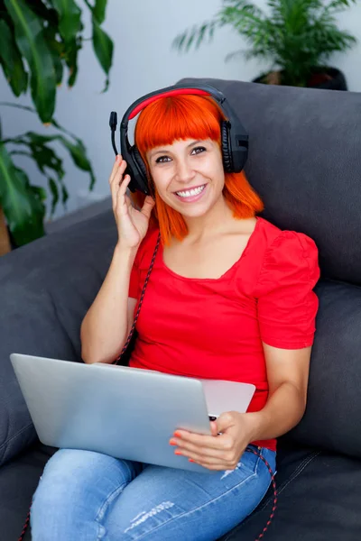 Rothaarige Frau mit Laptop — Stockfoto