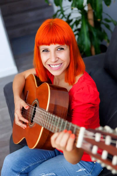 Жінка грає гітара — стокове фото