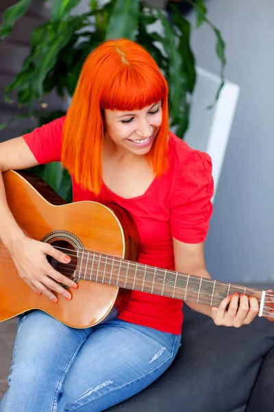 Kobieta gra na gitarze — Zdjęcie stockowe