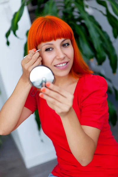 Rousse femme en utilisant une pince à épiler — Photo