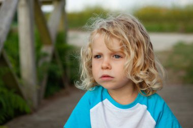 uzun sarı saçlı çocuk